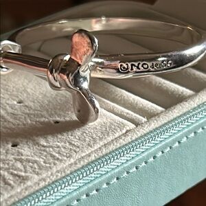 UNOde50 Shackled bracelet